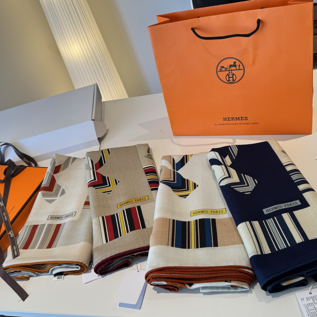 双面同色丝毛披肩～Hermes 手工卷边丝毛方巾（30%桑蚕丝70%羊毛）这款爱马仕的经典单品展现强大而