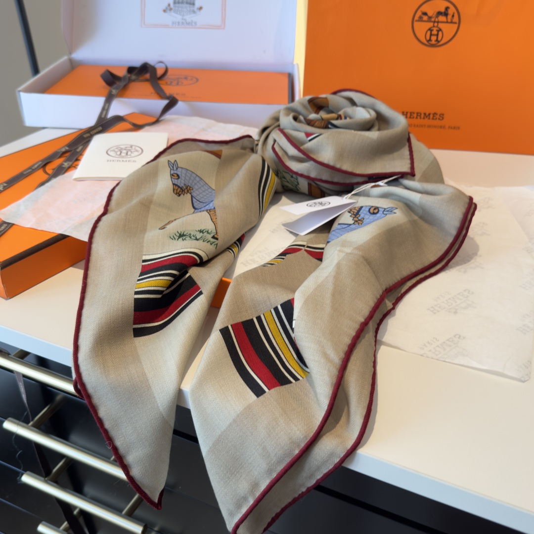 双面同色丝毛披肩～Hermes 手工卷边丝毛方巾（30%桑蚕丝70%羊毛）这款爱马仕的经典单品展现强大而