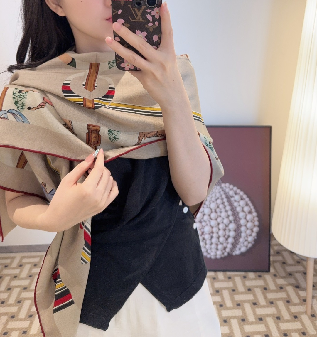 双面同色丝毛披肩～Hermes 手工卷边丝毛方巾（30%桑蚕丝70%羊毛）这款爱马仕的经典单品展现强大而