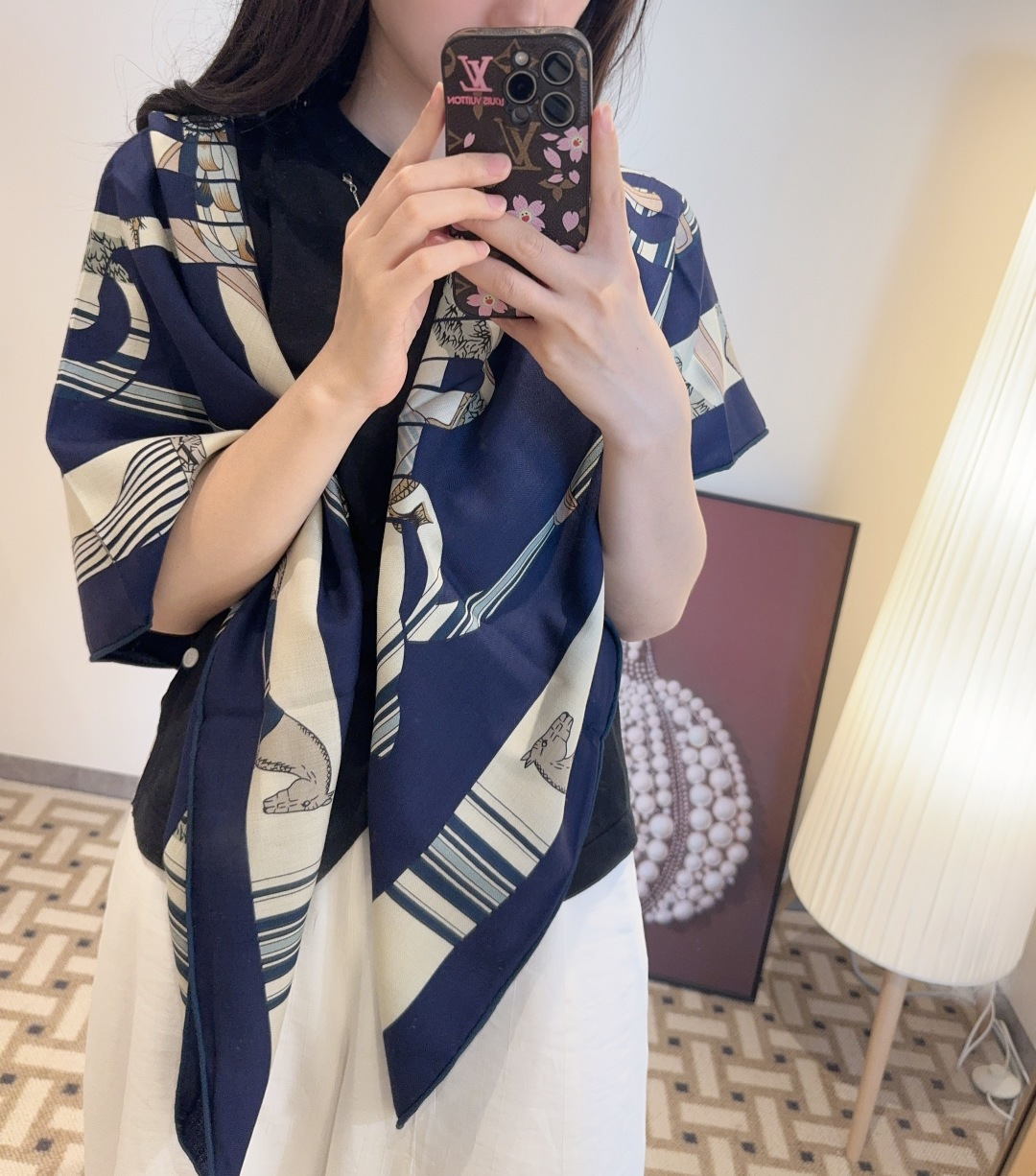 双面同色丝毛披肩～Hermes 手工卷边丝毛方巾（30%桑蚕丝70%羊毛）这款爱马仕的经典单品展现强大而