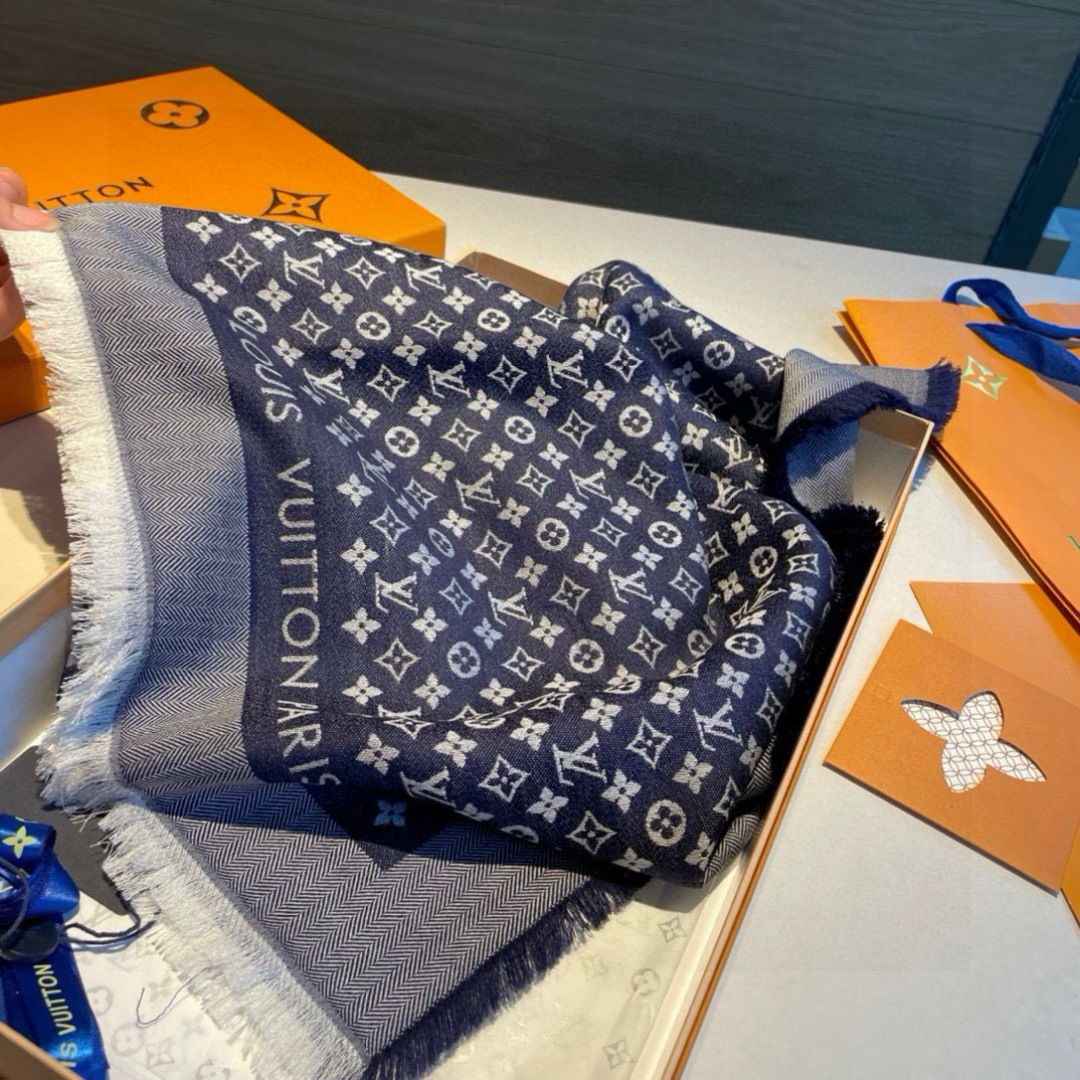 ✨✨【▪️质感好牛，LV新鲜出炉的超赞小披肩~！】披肩尺寸是少有的120cm*120cm，小字母老花的设