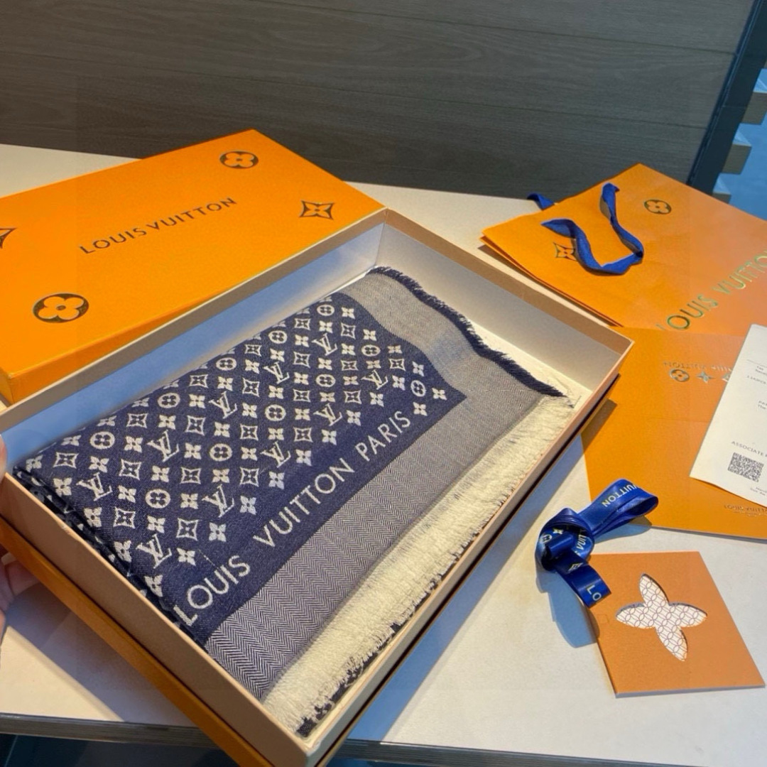 ✨✨【▪️质感好牛，LV新鲜出炉的超赞小披肩~！】披肩尺寸是少有的120cm*120cm，小字母老花的设