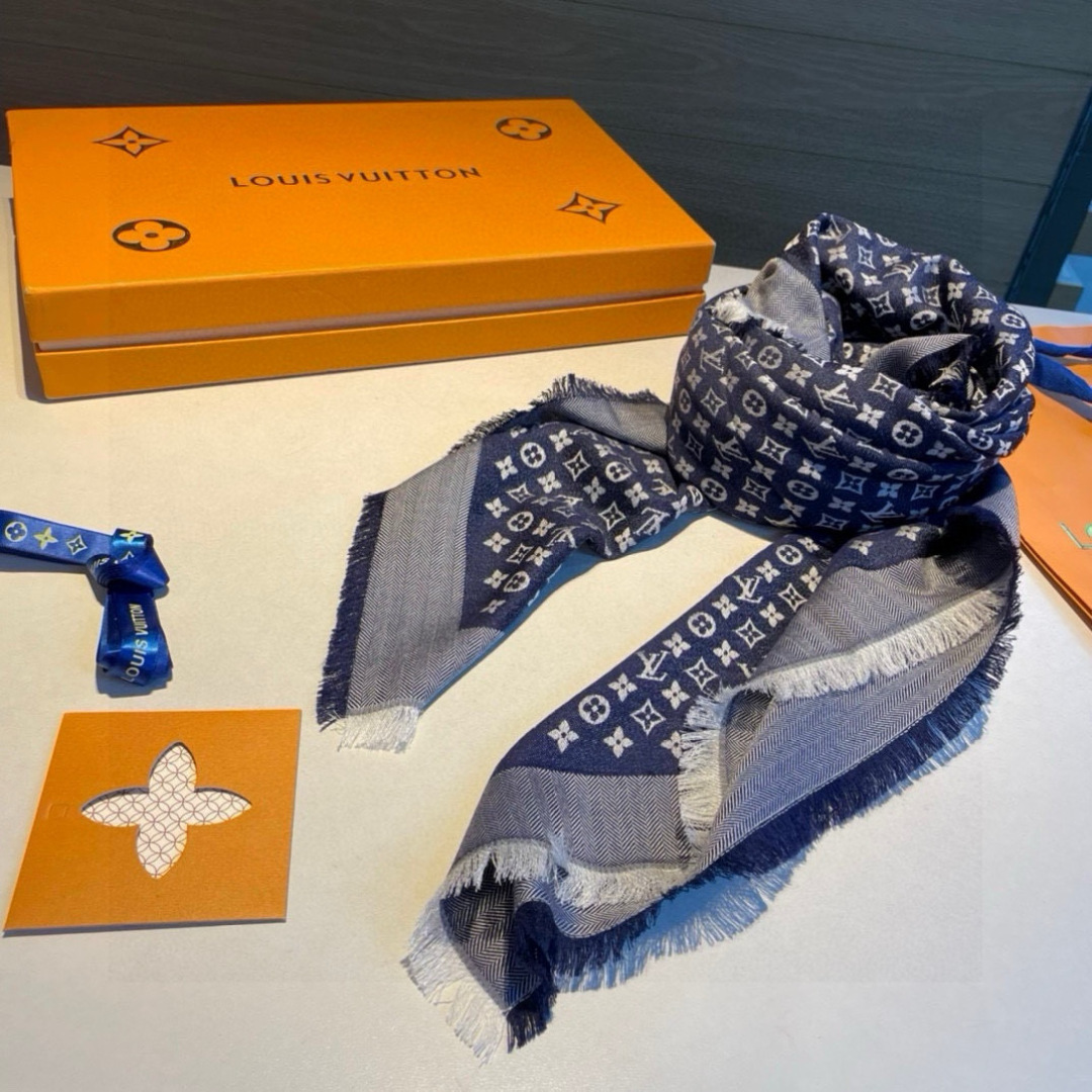 ✨✨【▪️质感好牛，LV新鲜出炉的超赞小披肩~！】披肩尺寸是少有的120cm*120cm，小字母老花的设