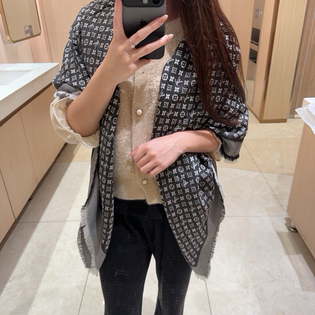 ✨✨【▪️质感好牛，LV新鲜出炉的超赞小披肩~！】披肩尺寸是少有的120cm*120cm，小字母老花的设