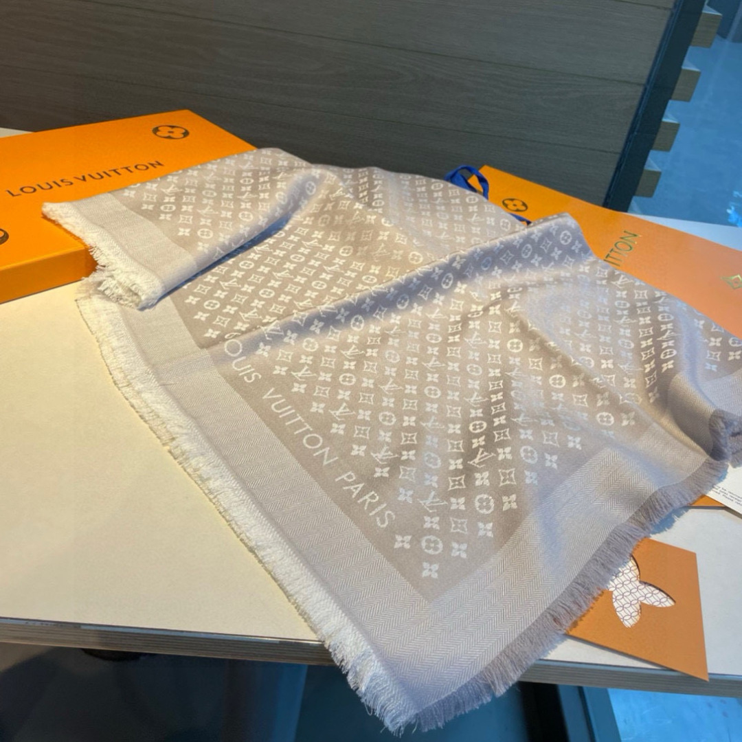 ✨✨【▪️质感好牛，LV新鲜出炉的超赞小披肩~！】披肩尺寸是少有的120cm*120cm，小字母老花的设