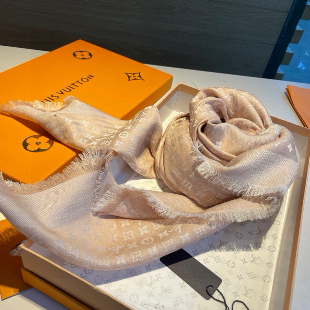 ✨✨【▪️质感好牛，LV新鲜出炉的超赞小披肩~！】披肩尺寸是少有的120cm*120cm，小字母老花的设