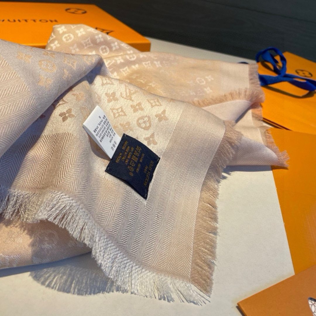 ✨✨【▪️质感好牛，LV新鲜出炉的超赞小披肩~！】披肩尺寸是少有的120cm*120cm，小字母老花的设