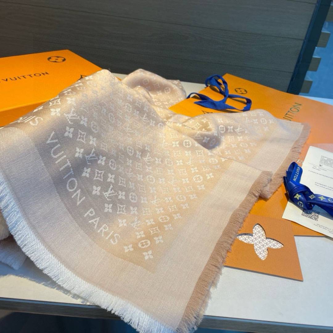 ✨✨【▪️质感好牛，LV新鲜出炉的超赞小披肩~！】披肩尺寸是少有的120cm*120cm，小字母老花的设