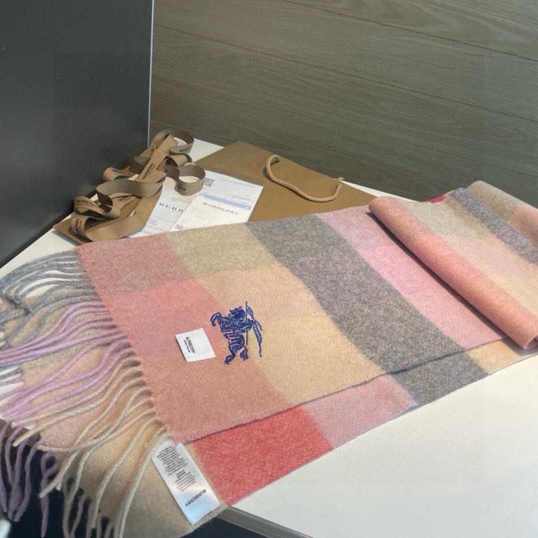 ✨✨Burberry · 巴宝莉双面围巾❗好看的要疯掉了，太有型太有魅力了❗❗非常斯文时尚的秋冬单品！真