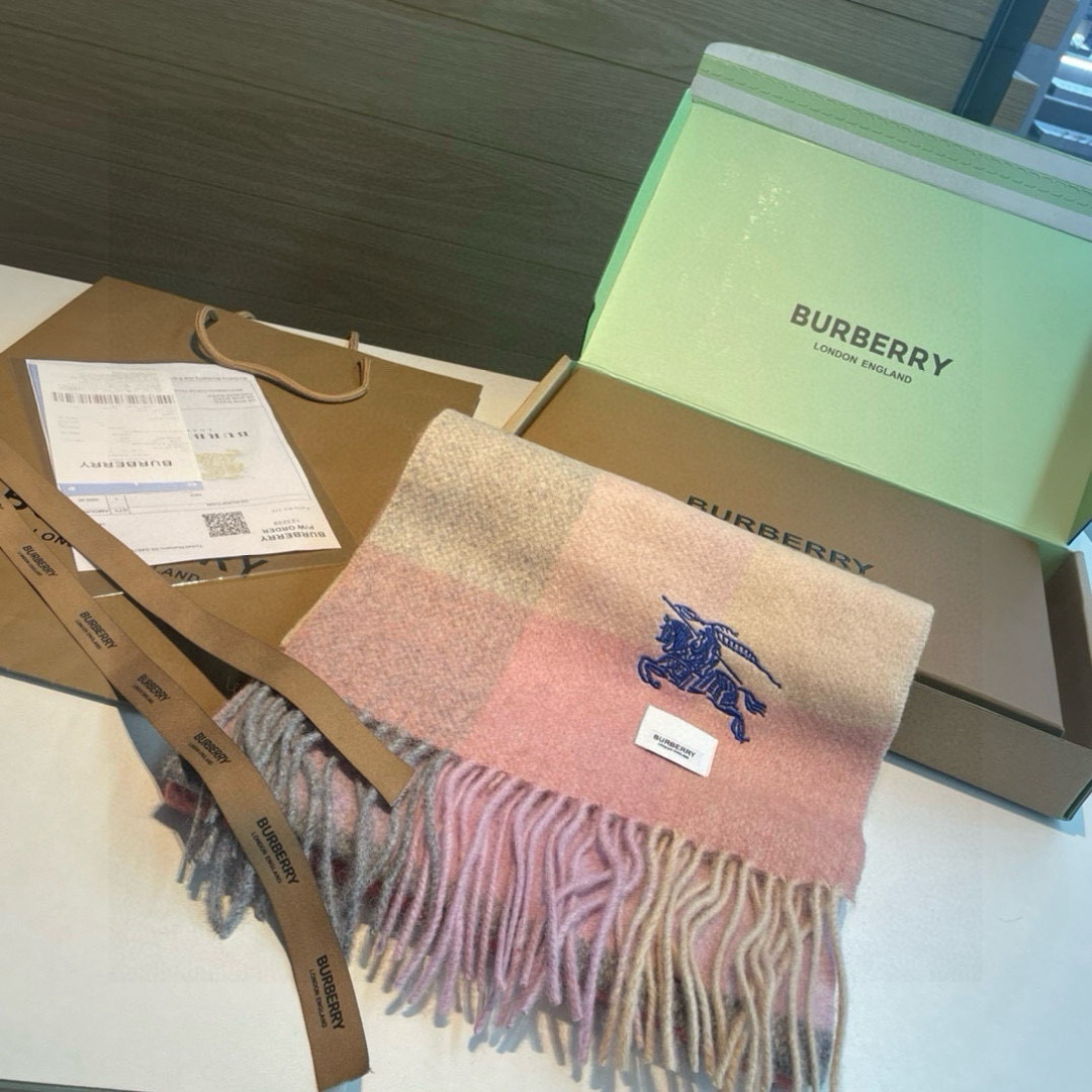 ✨✨Burberry · 巴宝莉双面围巾❗好看的要疯掉了，太有型太有魅力了❗❗非常斯文时尚的秋冬单品！真