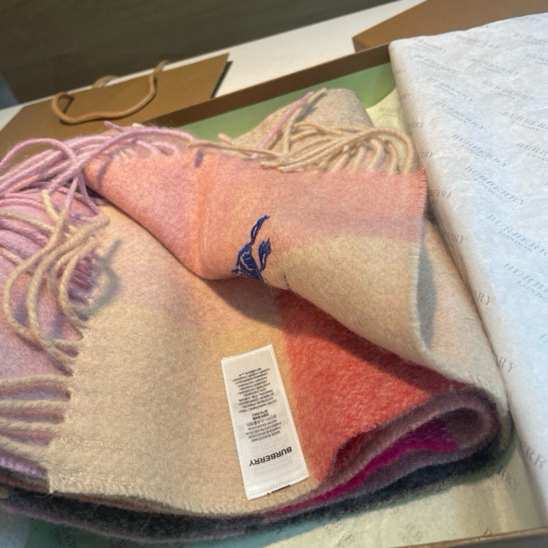 ✨✨Burberry · 巴宝莉双面围巾❗好看的要疯掉了，太有型太有魅力了❗❗非常斯文时尚的秋冬单品！真