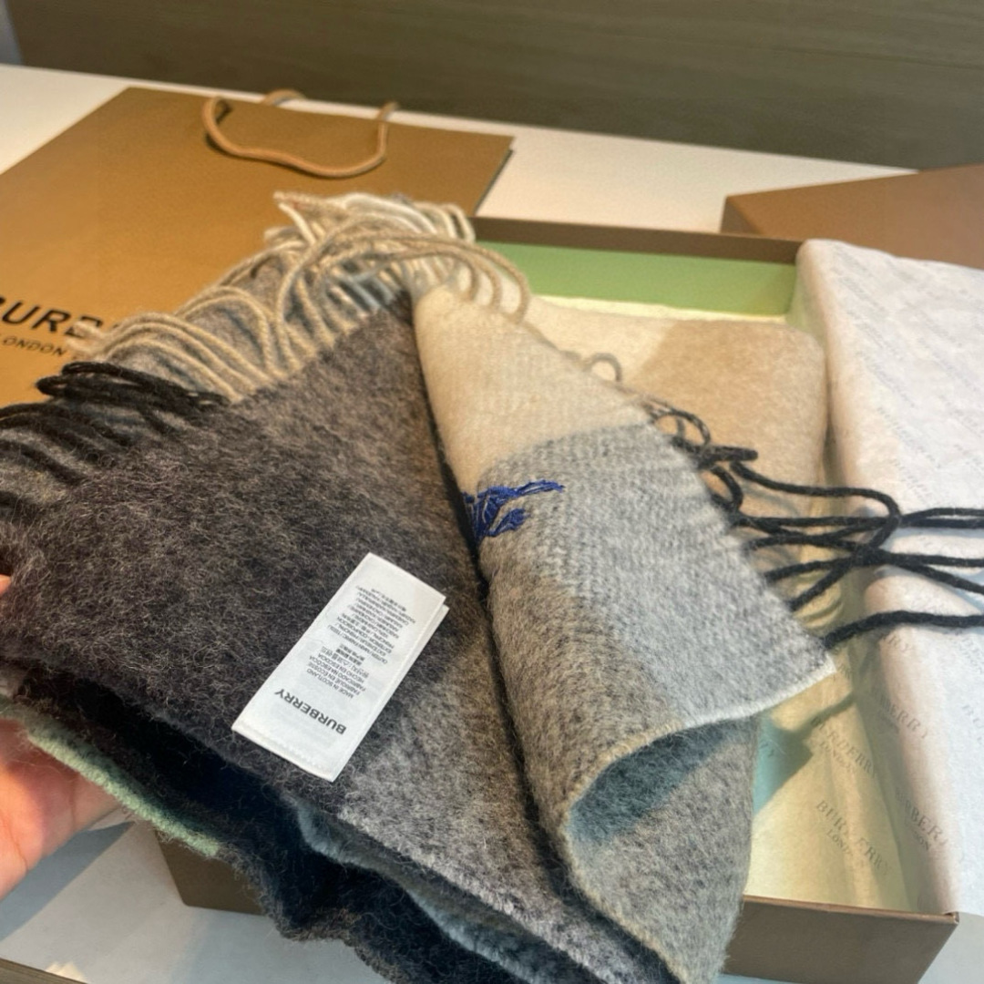 ✨✨Burberry · 巴宝莉双面围巾❗好看的要疯掉了，太有型太有魅力了❗❗非常斯文时尚的秋冬单品！真