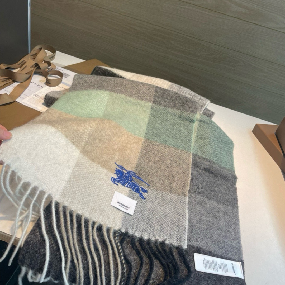 ✨✨Burberry · 巴宝莉双面围巾❗好看的要疯掉了，太有型太有魅力了❗❗非常斯文时尚的秋冬单品！真