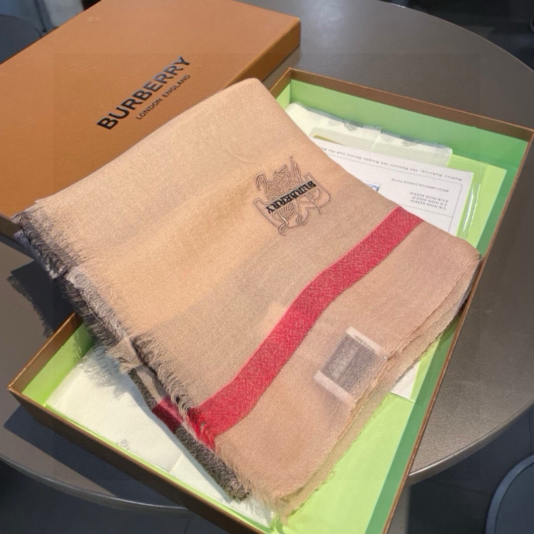 巴宝莉Burberry 经典专柜款、专柜同步 超薄羊绒格子披肩现货秒发 衣柜必备经典款VIP推荐！！！早