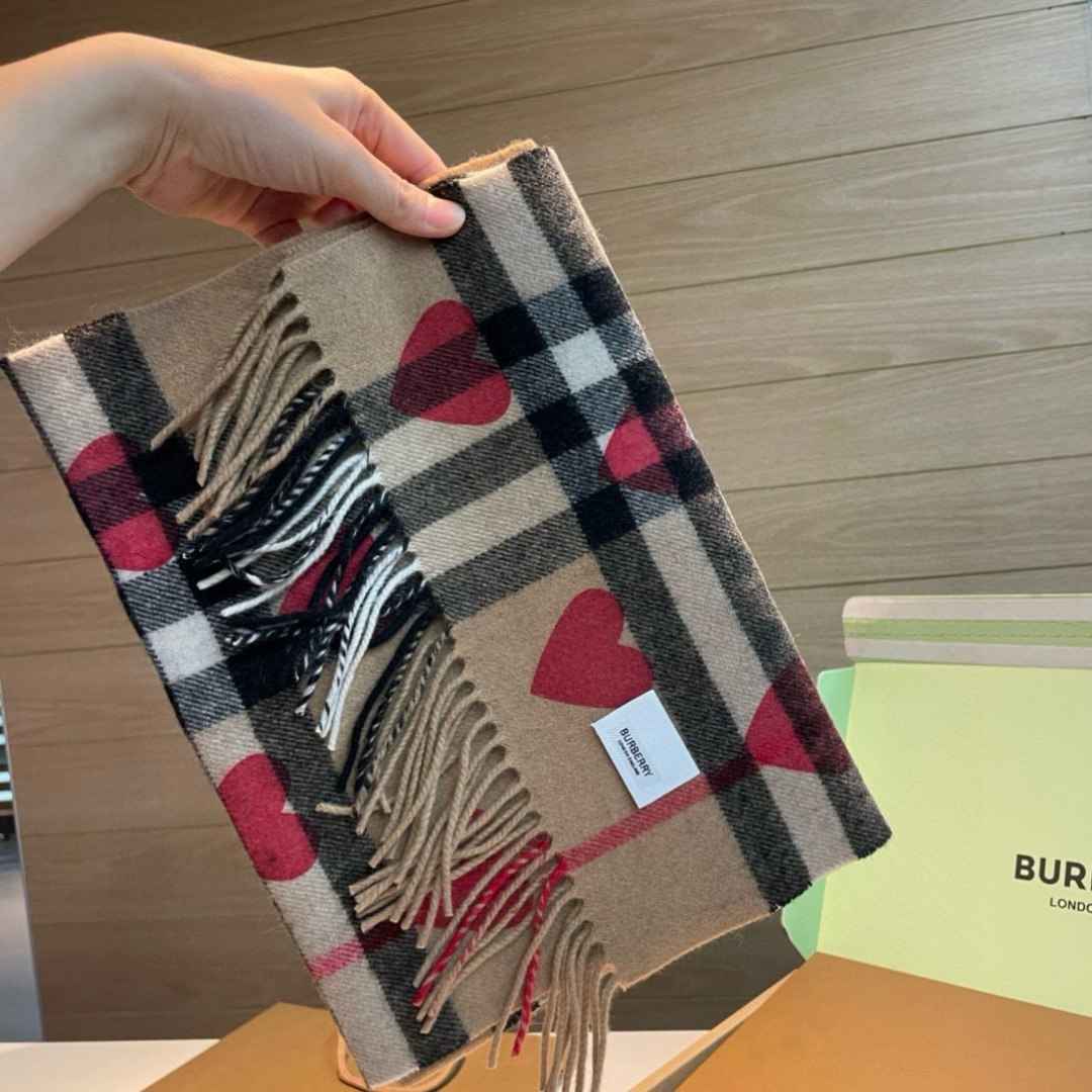 🆕【Bur · ♥️桃心】一年四季皆可使用的单品，而且是衣柜不止一条的专属，出镜率No. 1，巴宝莉羊绒