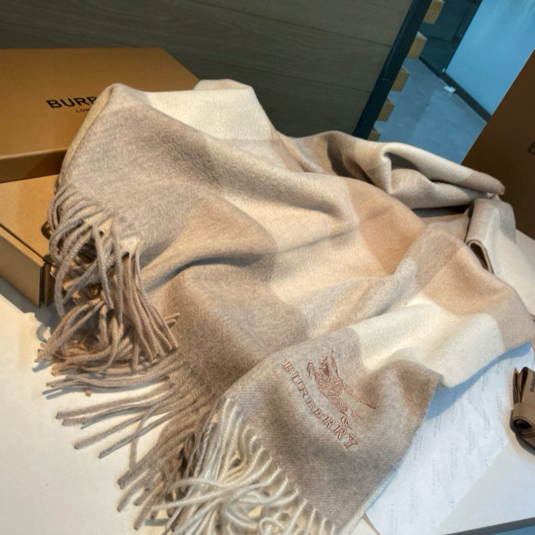 🆕Burberry ·巴宝莉爱心款💗❗️大B家新品围巾披肩‮磅重‬来了❗️bur原单殿堂‮皇级‬室最新款