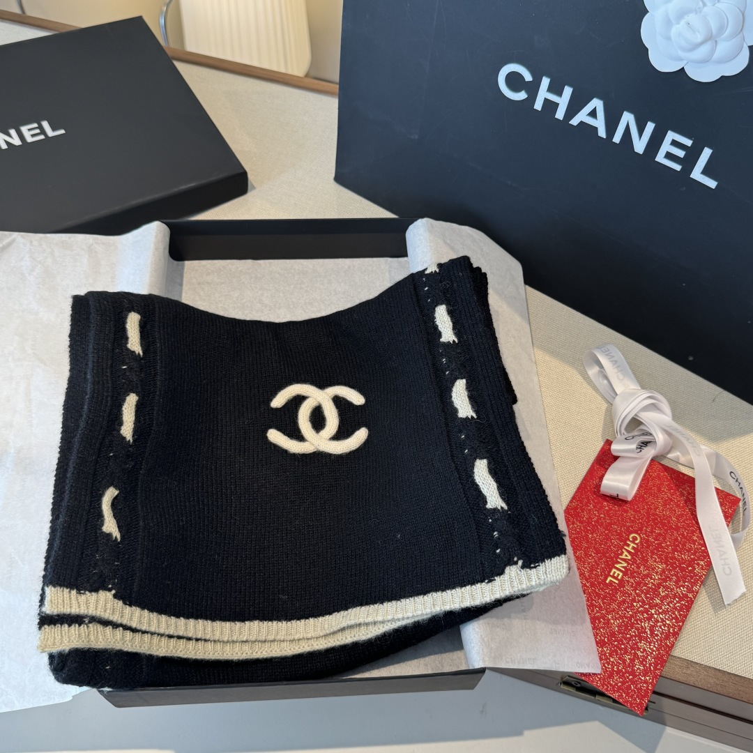 【香家2025臻品】全新上市，甄选顶级羊绒面料，触感细腻如云。重工匠心独运，以精湛手工针织工艺，融入典雅