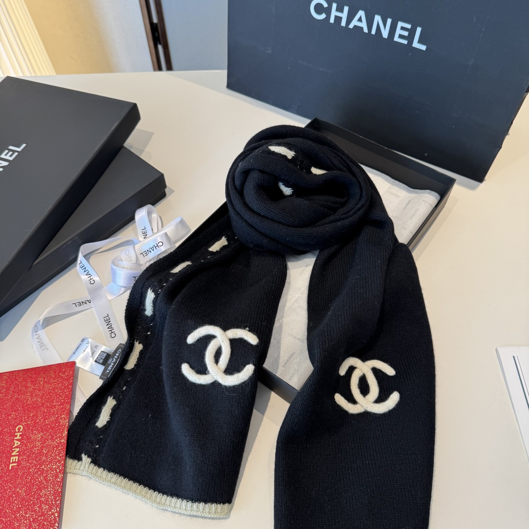 【香家2025臻品】全新上市，甄选顶级羊绒面料，触感细腻如云。重工匠心独运，以精湛手工针织工艺，融入典雅