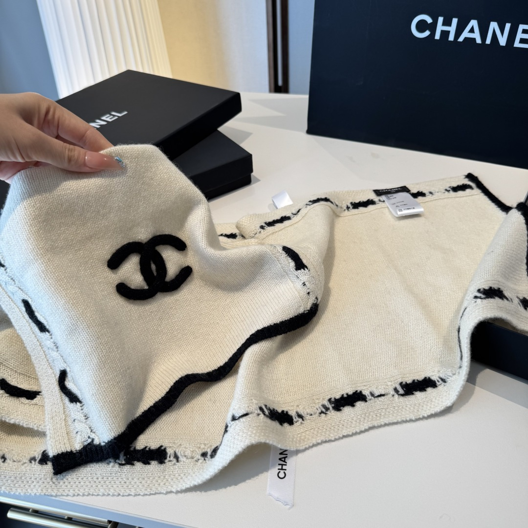 【香家2025臻品】全新上市，甄选顶级羊绒面料，触感细腻如云。重工匠心独运，以精湛手工针织工艺，融入典雅