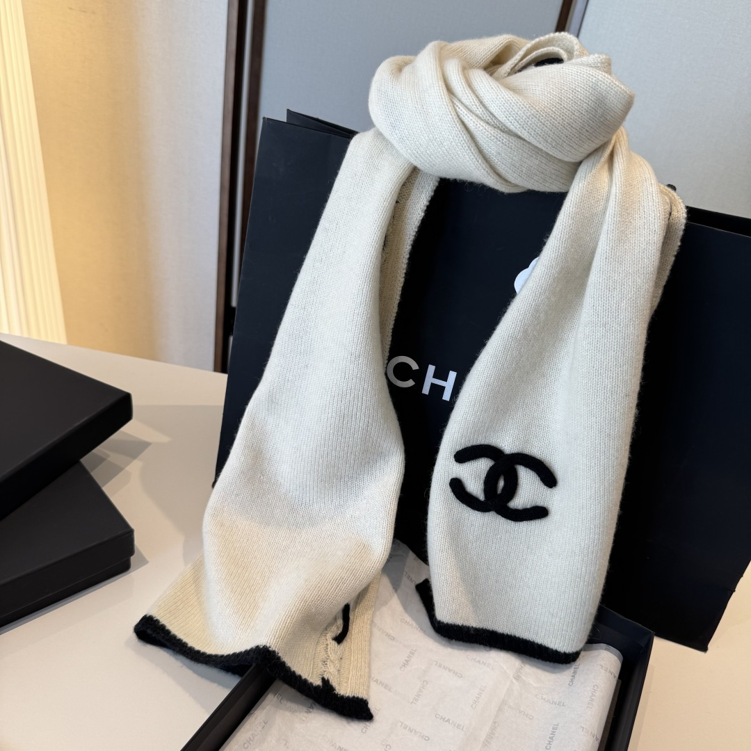 【香家2025臻品】全新上市，甄选顶级羊绒面料，触感细腻如云。重工匠心独运，以精湛手工针织工艺，融入典雅