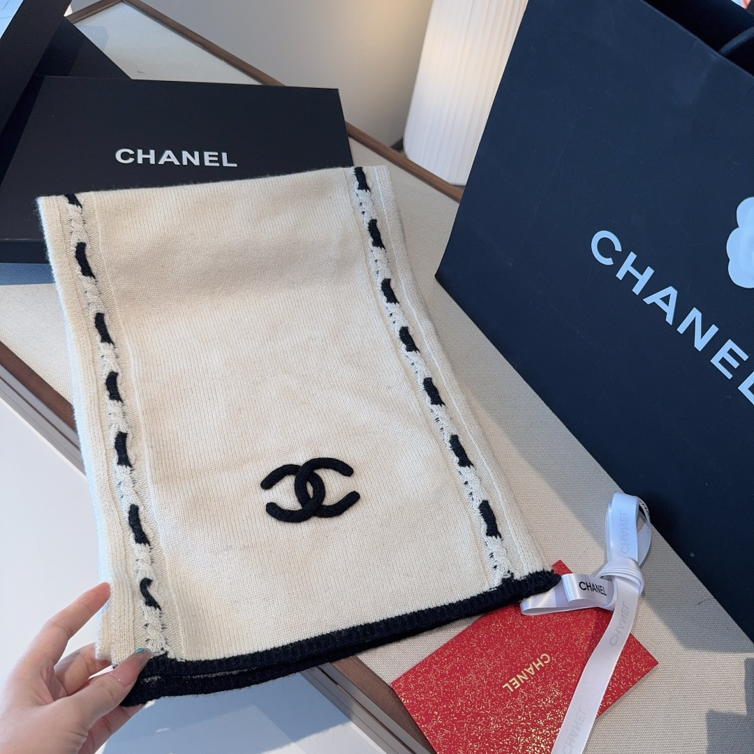 【香家2025臻品】全新上市，甄选顶级羊绒面料，触感细腻如云。重工匠心独运，以精湛手工针织工艺，融入典雅