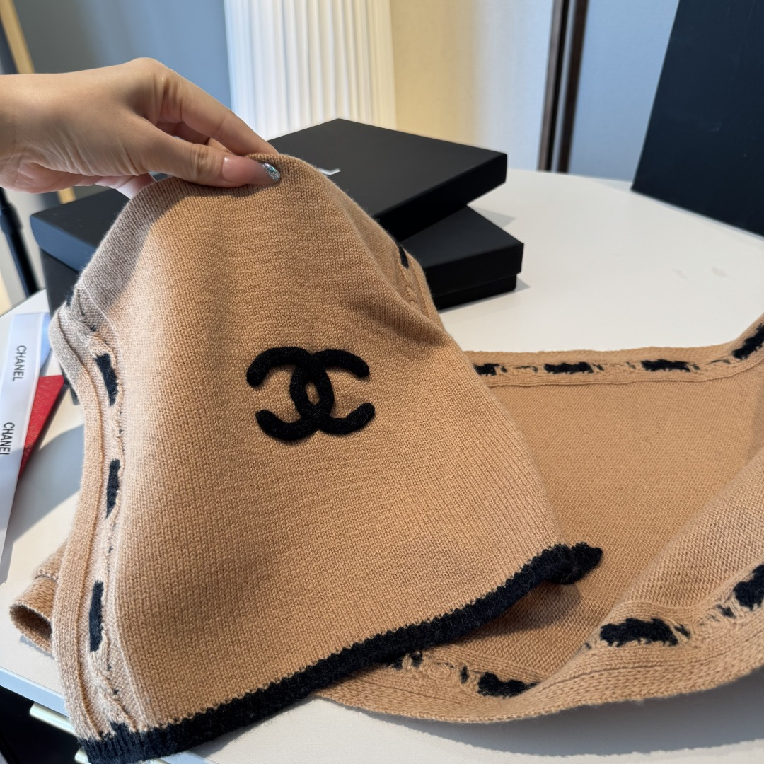 【香家2025臻品】全新上市，甄选顶级羊绒面料，触感细腻如云。重工匠心独运，以精湛手工针织工艺，融入典雅