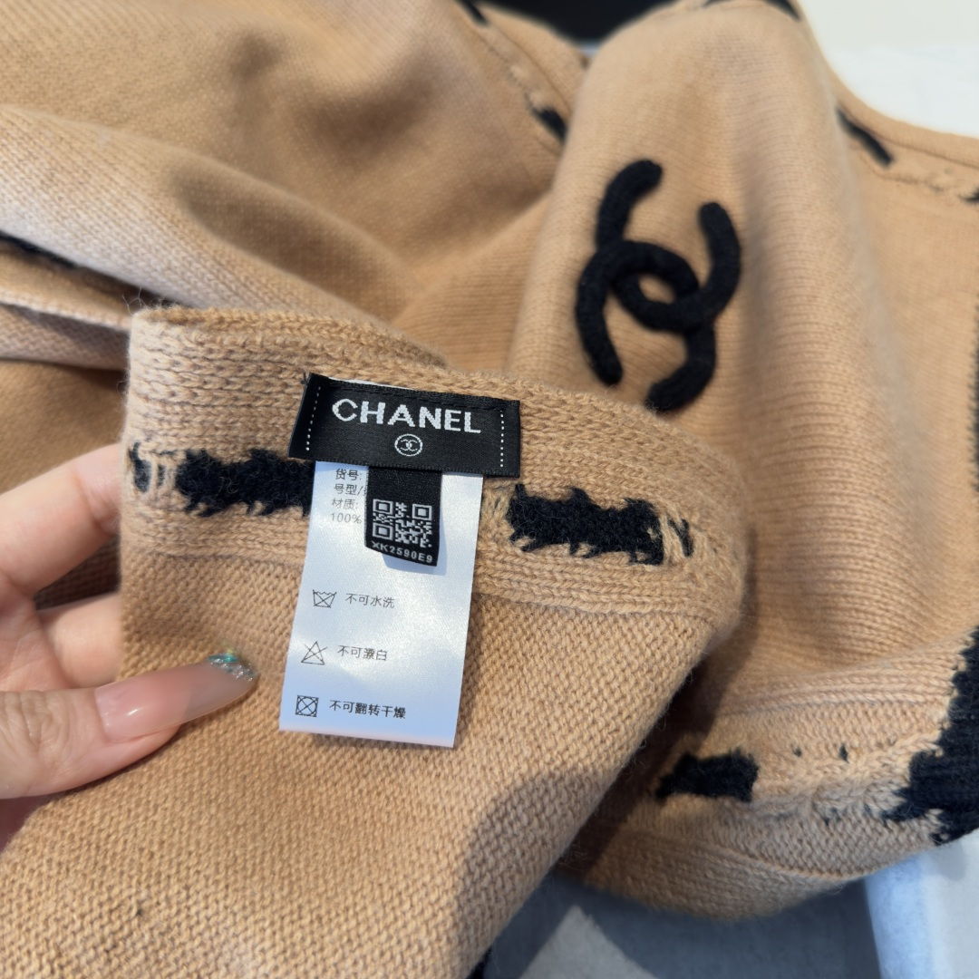 【香家2025臻品】全新上市，甄选顶级羊绒面料，触感细腻如云。重工匠心独运，以精湛手工针织工艺，融入典雅