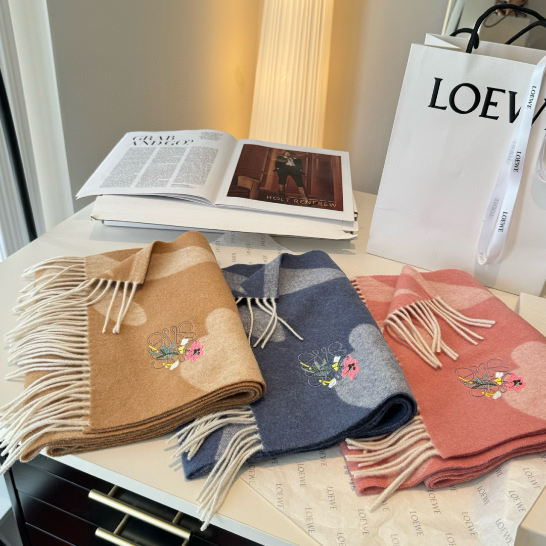 上新！Loewe · 罗意威️难得一见的温柔配色，低调又不失优雅❗️】重点推荐❗️双面配色，一条围巾两种