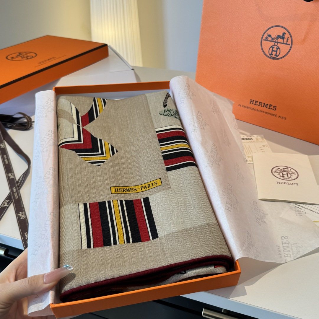 双面同色丝毛披肩～Hermes 手工卷边丝毛方巾（30%桑蚕丝70%羊毛）这款爱马仕的经典单品展现强大而