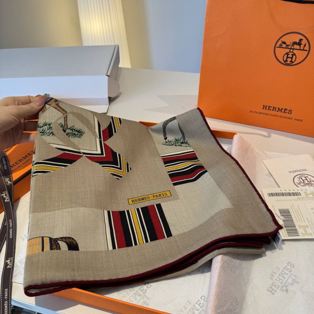 双面同色丝毛披肩～Hermes 手工卷边丝毛方巾（30%桑蚕丝70%羊毛）这款爱马仕的经典单品展现强大而
