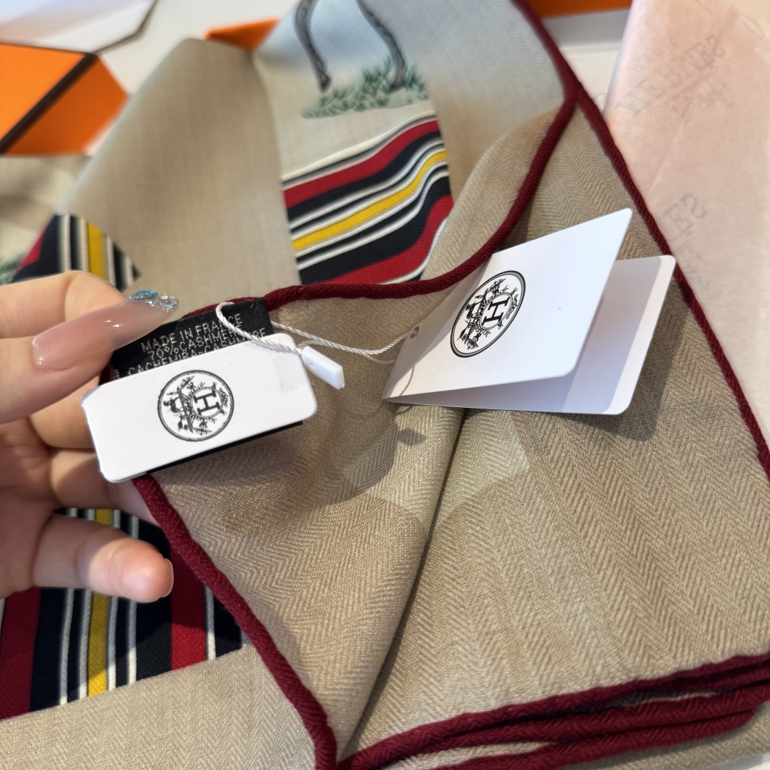 双面同色丝毛披肩～Hermes 手工卷边丝毛方巾（30%桑蚕丝70%羊毛）这款爱马仕的经典单品展现强大而
