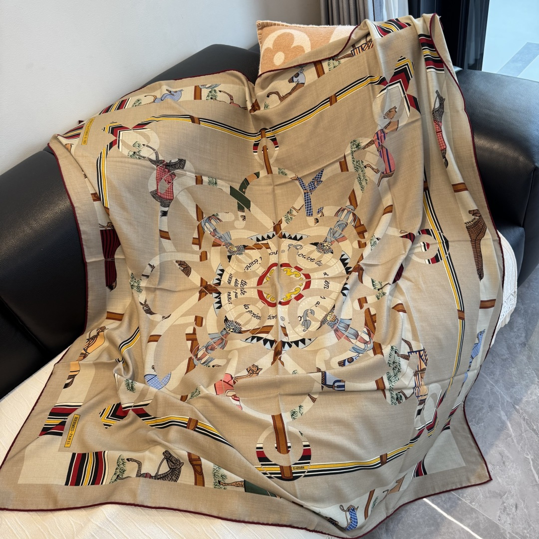 双面同色丝毛披肩～Hermes 手工卷边丝毛方巾（30%桑蚕丝70%羊毛）这款爱马仕的经典单品展现强大而