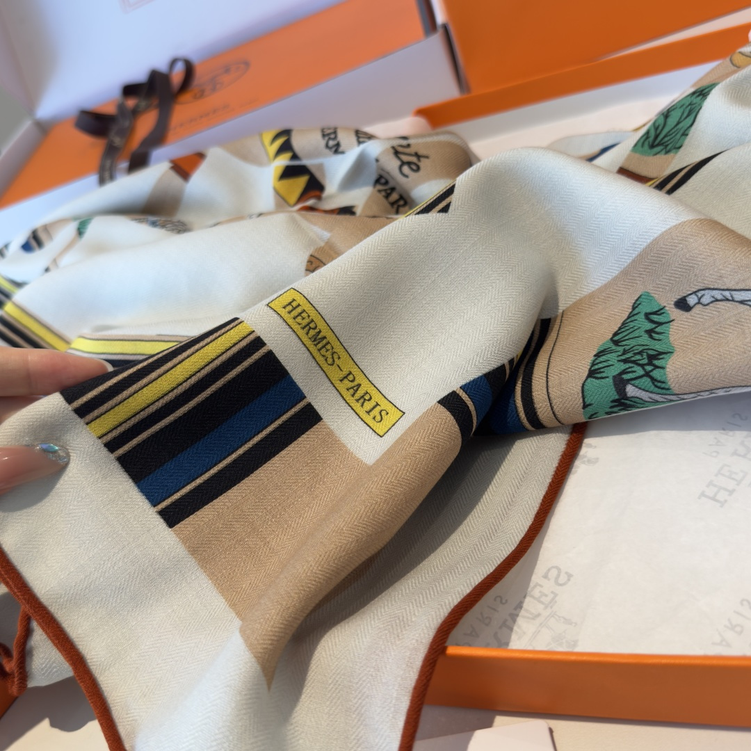 双面同色丝毛披肩～Hermes 手工卷边丝毛方巾（30%桑蚕丝70%羊毛）这款爱马仕的经典单品展现强大而