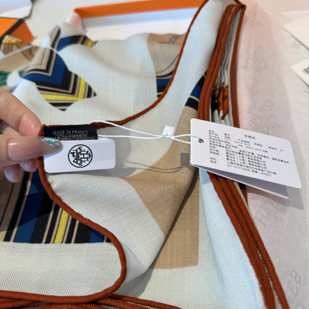 双面同色丝毛披肩～Hermes 手工卷边丝毛方巾（30%桑蚕丝70%羊毛）这款爱马仕的经典单品展现强大而