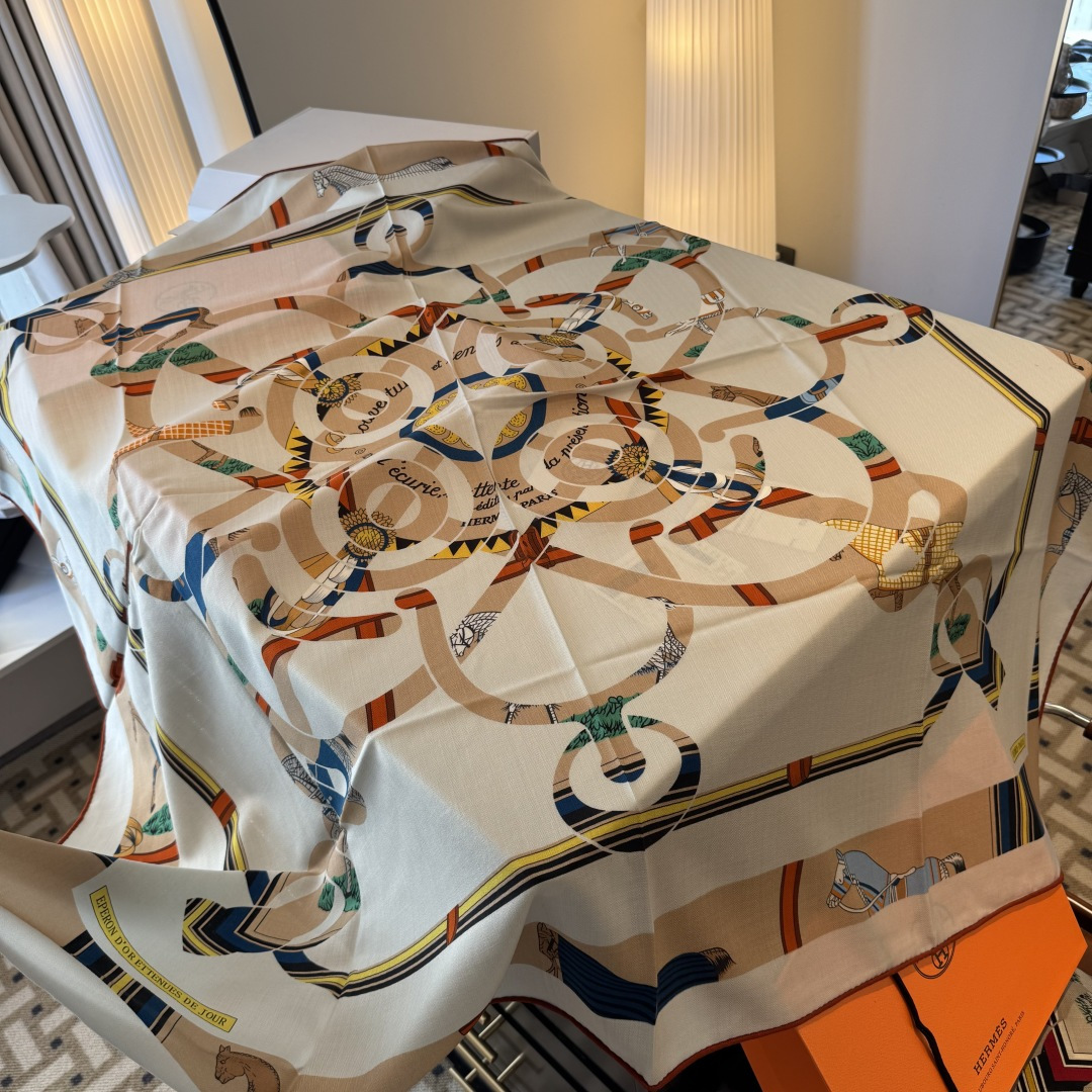 双面同色丝毛披肩～Hermes 手工卷边丝毛方巾（30%桑蚕丝70%羊毛）这款爱马仕的经典单品展现强大而