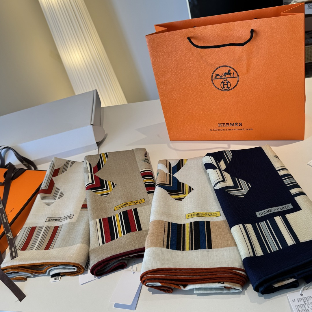 双面同色丝毛披肩～Hermes 手工卷边丝毛方巾（30%桑蚕丝70%羊毛）这款爱马仕的经典单品展现强大而