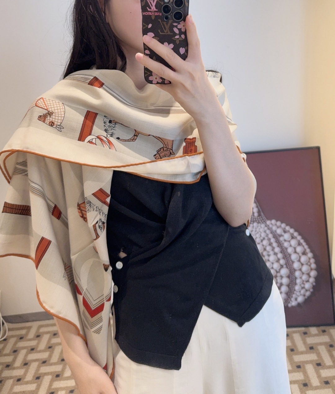 双面同色丝毛披肩～Hermes 手工卷边丝毛方巾（30%桑蚕丝70%羊毛）这款爱马仕的经典单品展现强大而