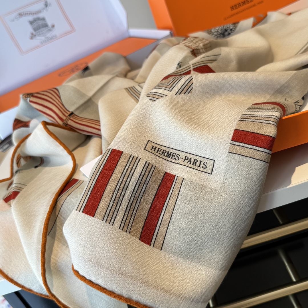双面同色丝毛披肩～Hermes 手工卷边丝毛方巾（30%桑蚕丝70%羊毛）这款爱马仕的经典单品展现强大而