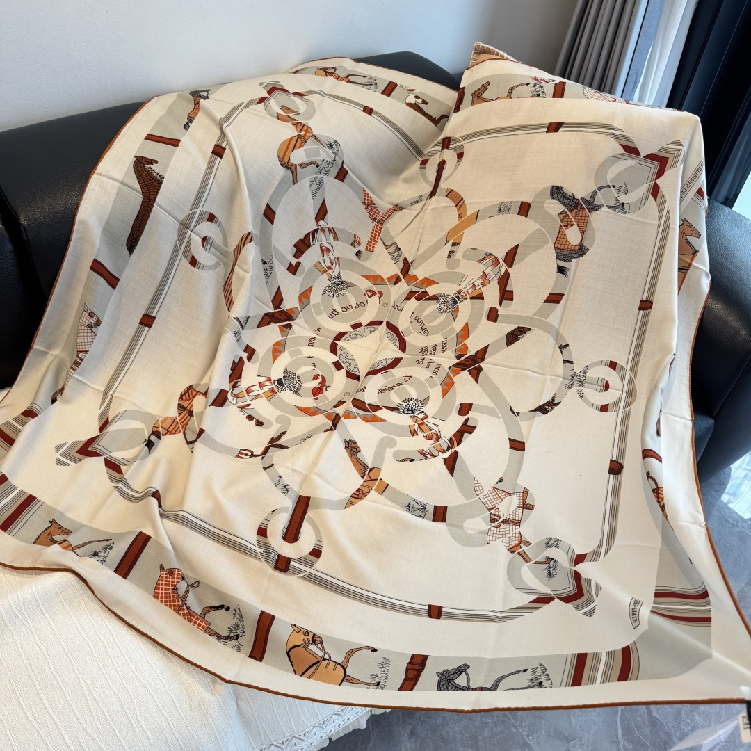 双面同色丝毛披肩～Hermes 手工卷边丝毛方巾（30%桑蚕丝70%羊毛）这款爱马仕的经典单品展现强大而