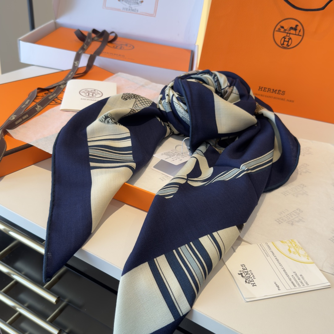 双面同色丝毛披肩～Hermes 手工卷边丝毛方巾（30%桑蚕丝70%羊毛）这款爱马仕的经典单品展现强大而