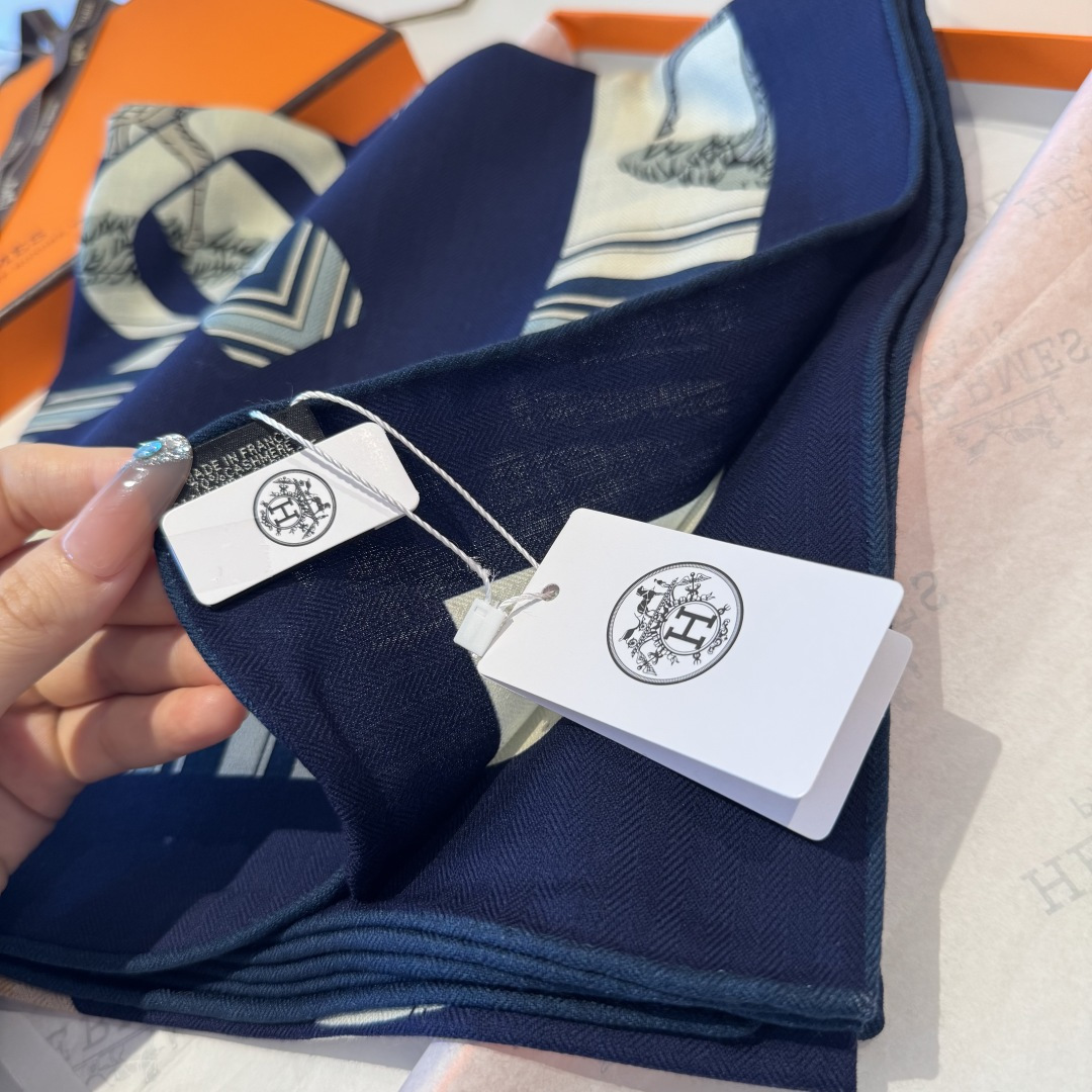 双面同色丝毛披肩～Hermes 手工卷边丝毛方巾（30%桑蚕丝70%羊毛）这款爱马仕的经典单品展现强大而