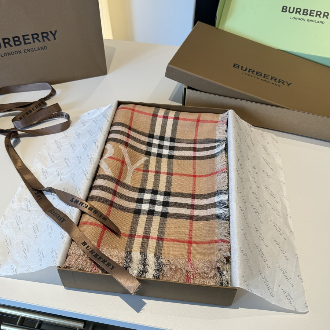 BBR最值得入手的薄款空调披肩金穗战马 .每个颜色一百多条 .佩戴感觉真的很好，扎实的双面提花织造工艺高