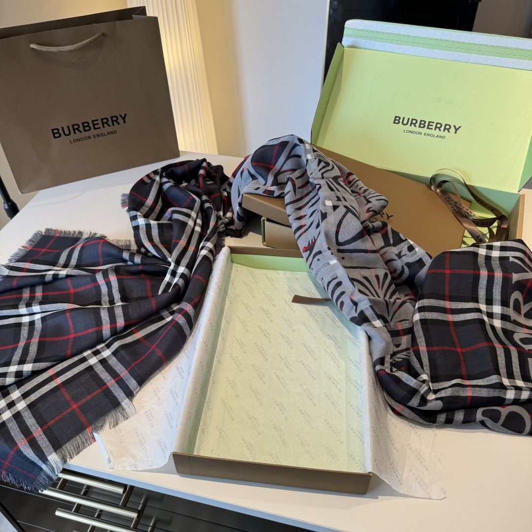 BBR最值得入手的薄款空调披肩金穗战马 .每个颜色一百多条 .佩戴感觉真的很好，扎实的双面提花织造工艺高