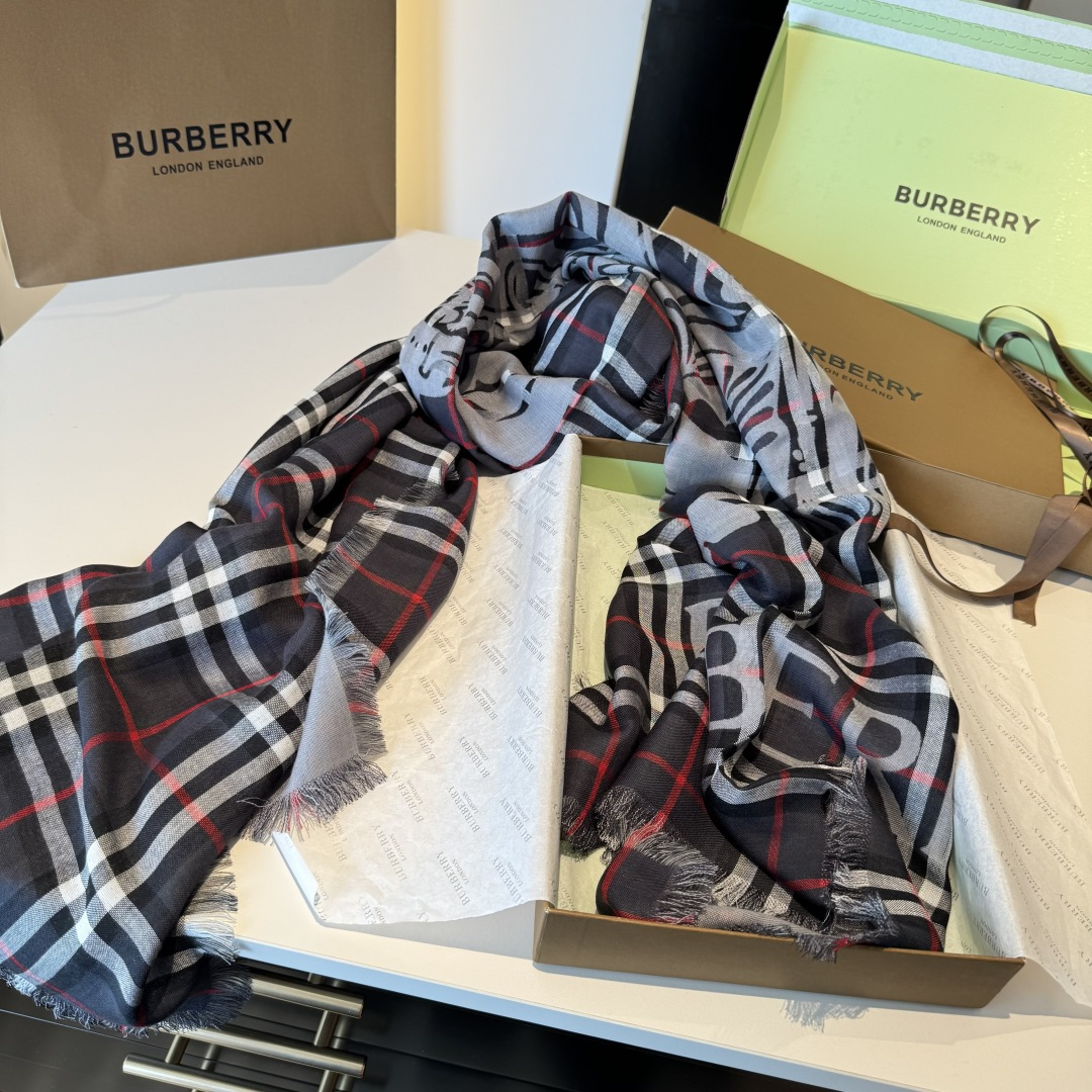 BBR最值得入手的薄款空调披肩金穗战马 .每个颜色一百多条 .佩戴感觉真的很好，扎实的双面提花织造工艺高