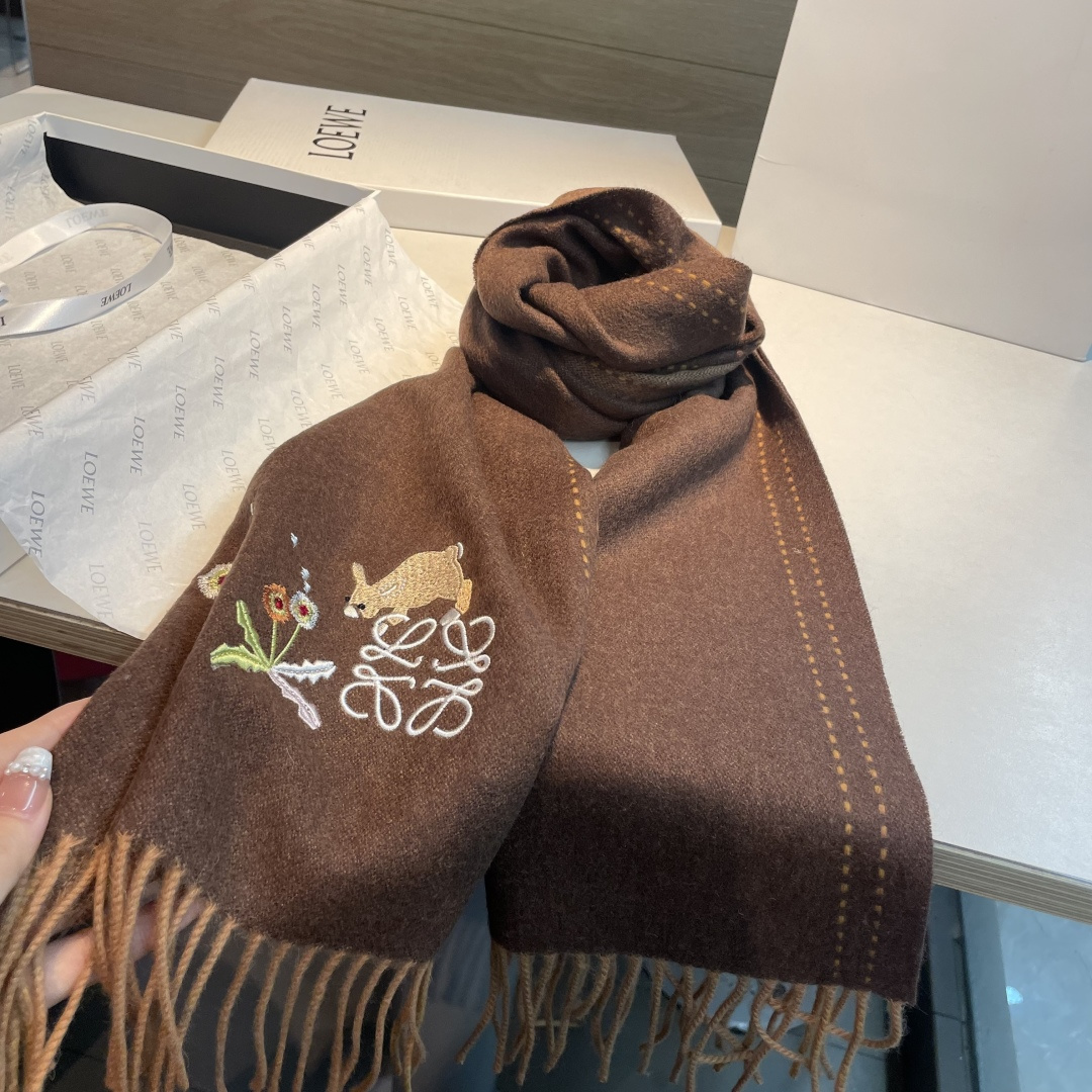 上新！Loewe · 罗意威️新款披肩围巾。难得一见的温柔配色，低调又不失优雅❗️重点推荐❗️loewe