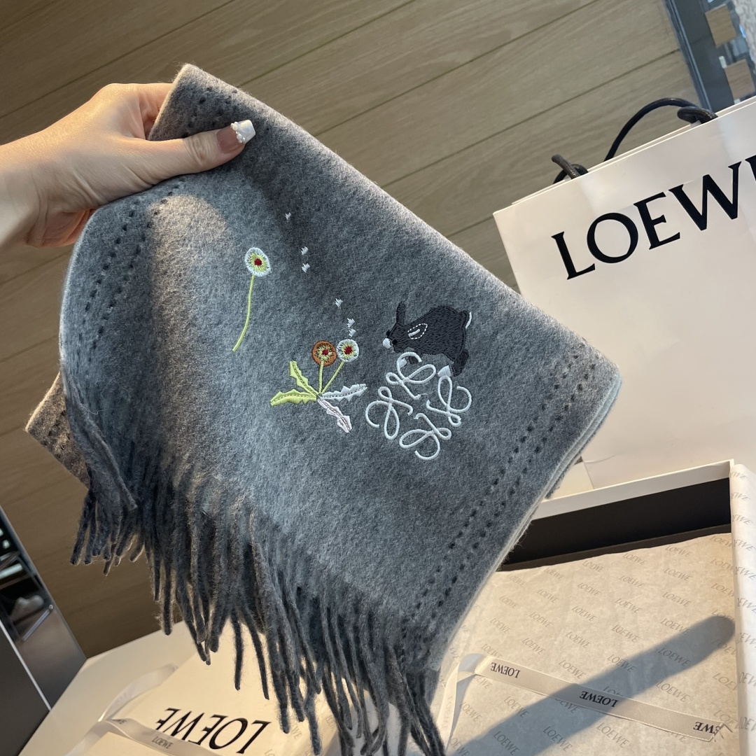 上新！Loewe · 罗意威️新款披肩围巾。难得一见的温柔配色，低调又不失优雅❗️重点推荐❗️loewe