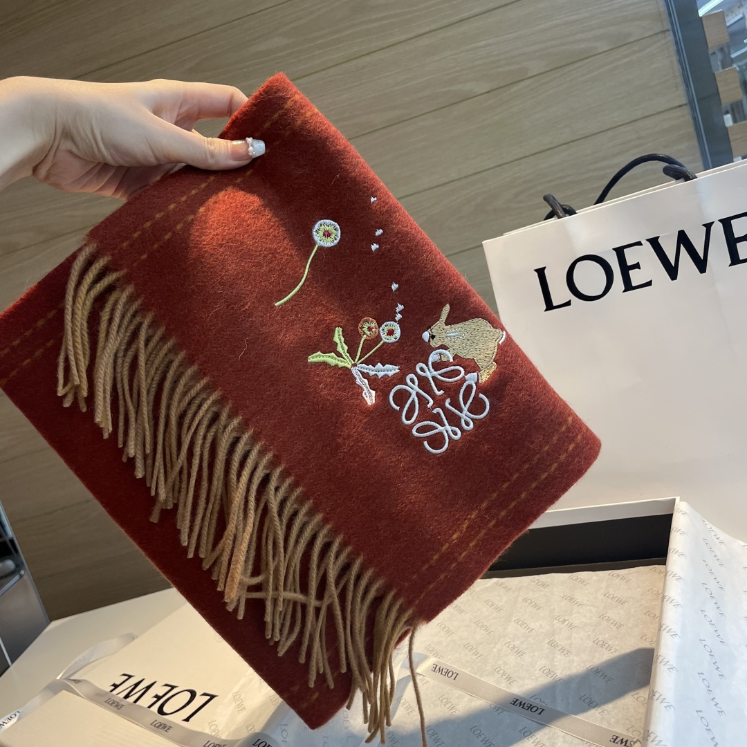 上新！Loewe · 罗意威️新款披肩围巾。难得一见的温柔配色，低调又不失优雅❗️重点推荐❗️loewe