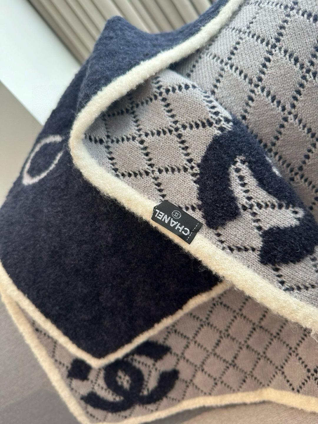 上新💃🏻💋👑👑香奈儿专柜新款💖💖美翻了[流泪]御用殿堂级极品‼️新款专柜在售 进口纯羊绒时尚绣花针织毛线