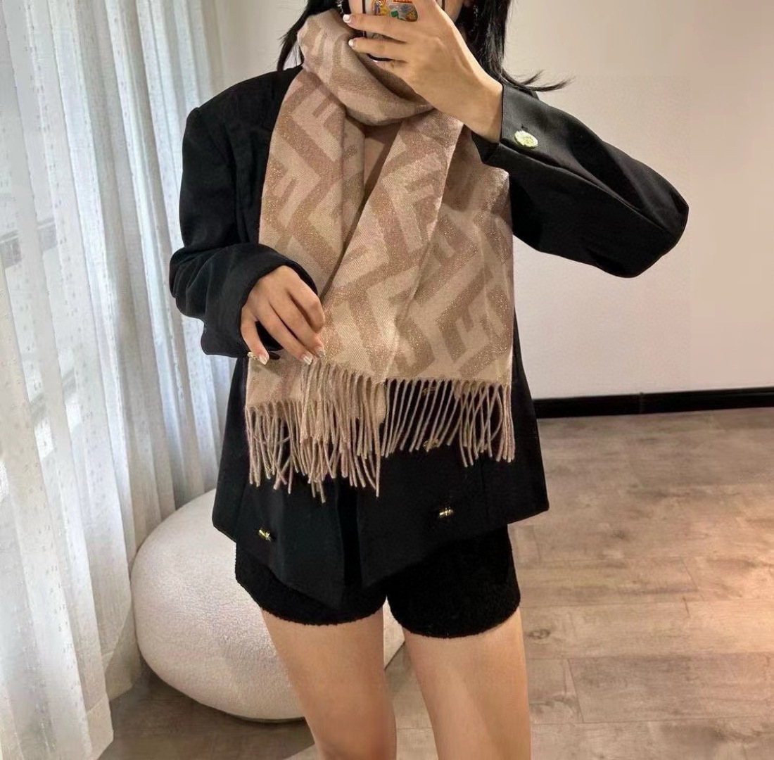 FD超美阿🆕blingbling的金线大围巾注定是秋天里最美的披肩‼️出口的渠道订单‼️这个款肯定是遭抢