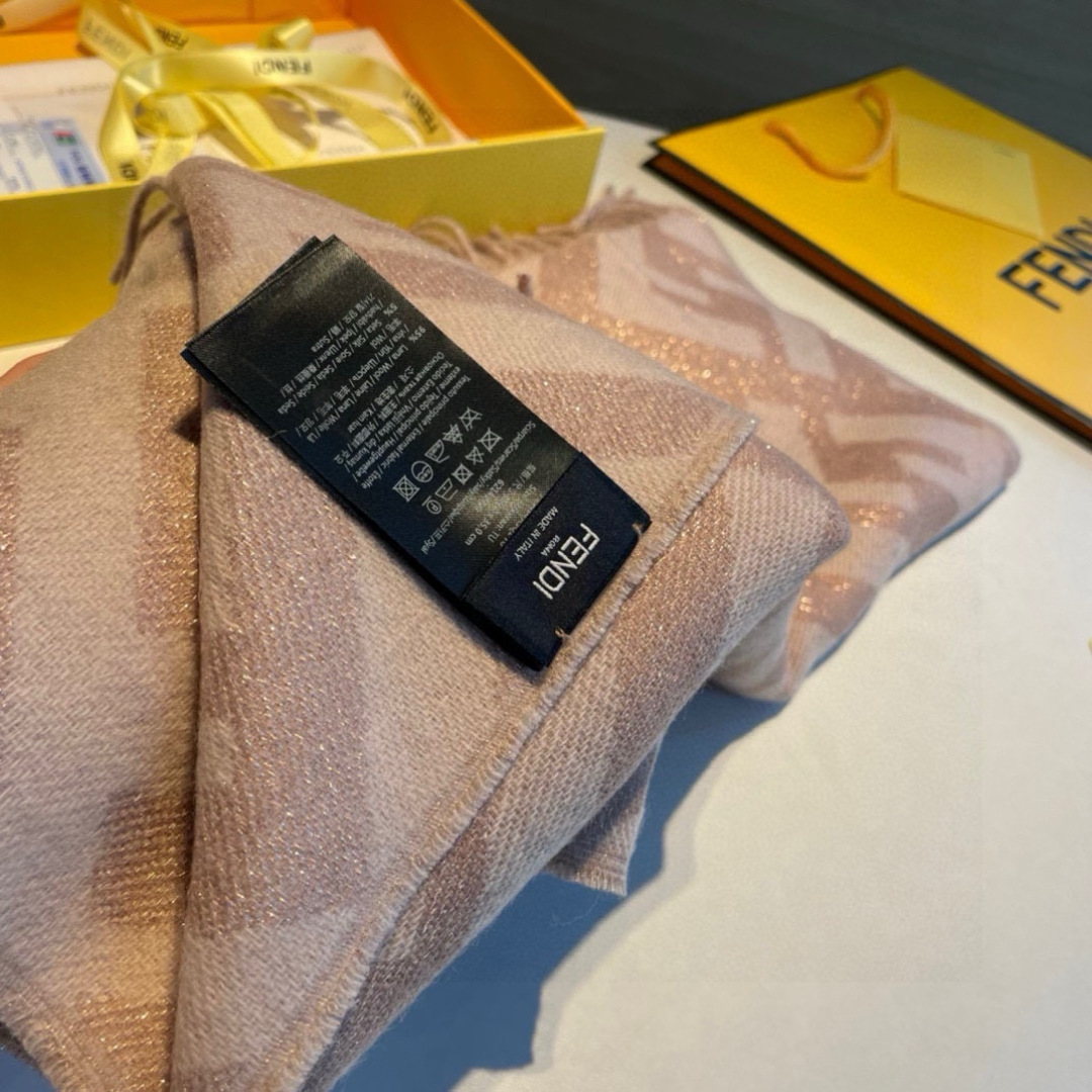 FD超美阿🆕blingbling的金线大围巾注定是秋天里最美的披肩‼️出口的渠道订单‼️这个款肯定是遭抢